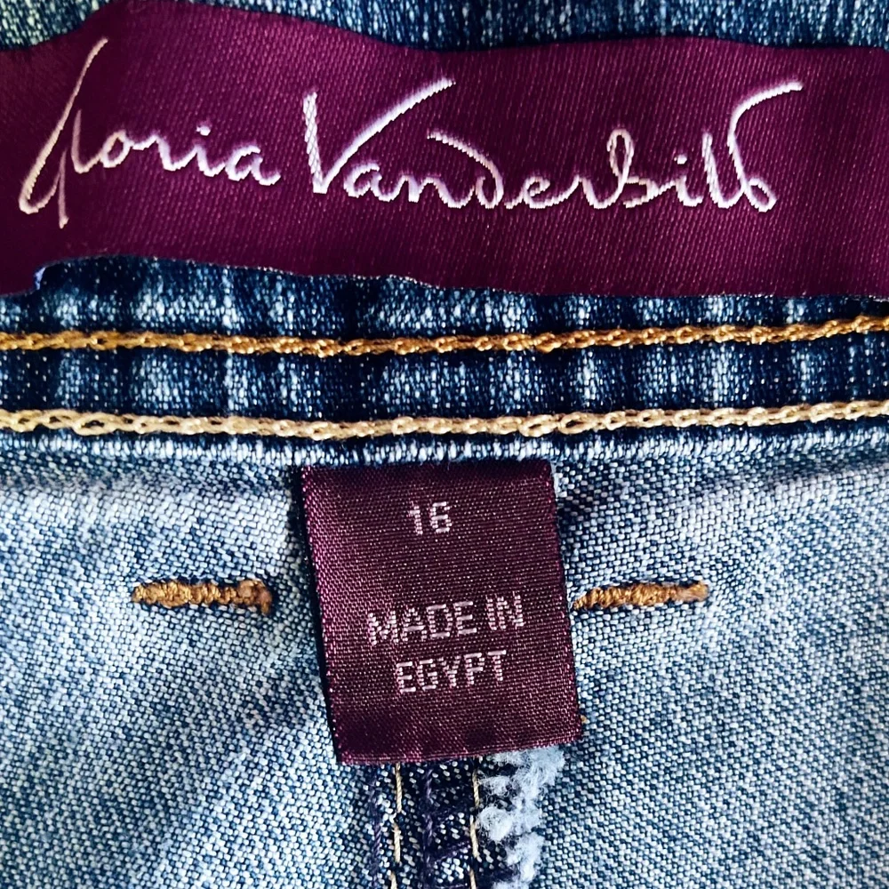 EUC GLORIA VANDERBILT MOM JEANS MADE IN EGYPT LIGHT TO MEDIUM WASH 5 POCKET 16 - Picture 9 of 10